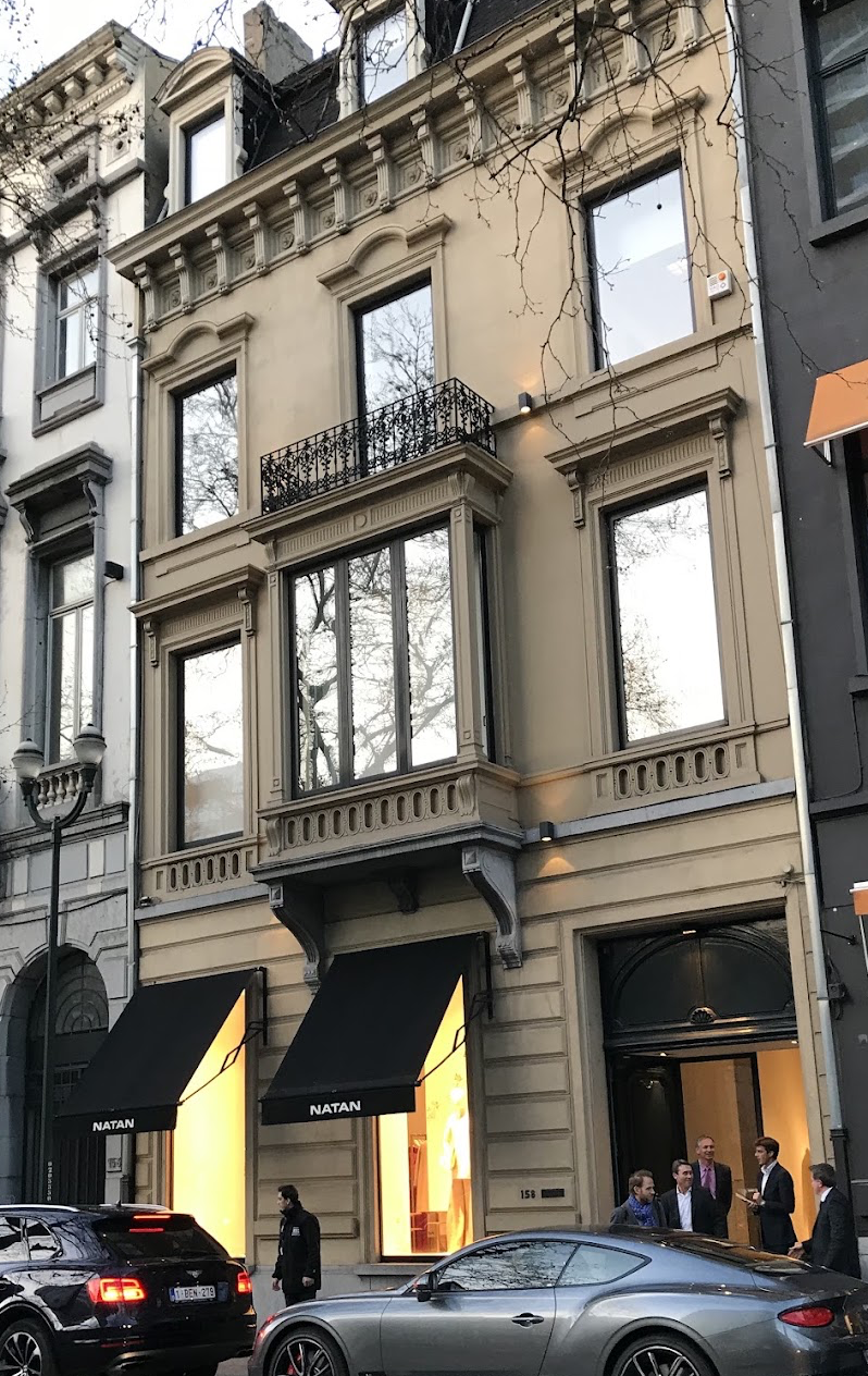 Eksteriør av Natan motehusets butikkfasade i Brussel, med markiser og butikkvinduer