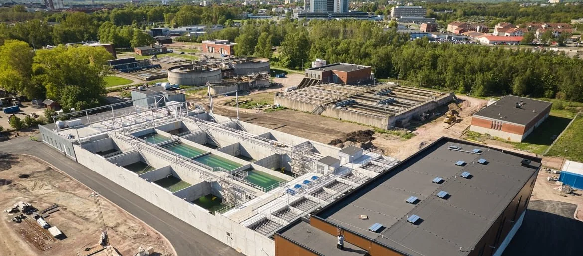 Ilmakuva Centrala Reningsverketistä, Kristianstadin vedenpuhdistuslaitoksesta, jossa näkyvät vuoratut altaat, selkeytyssäiliöt ja ympäröivä laitosalue