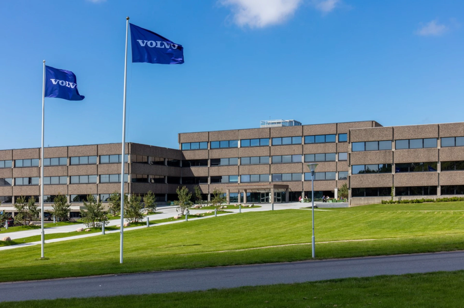 Volvo Carsin pääkonttorin ulkopuoli Göteborgissa, Volvo-liput liehuvat sisäänkäynnillä