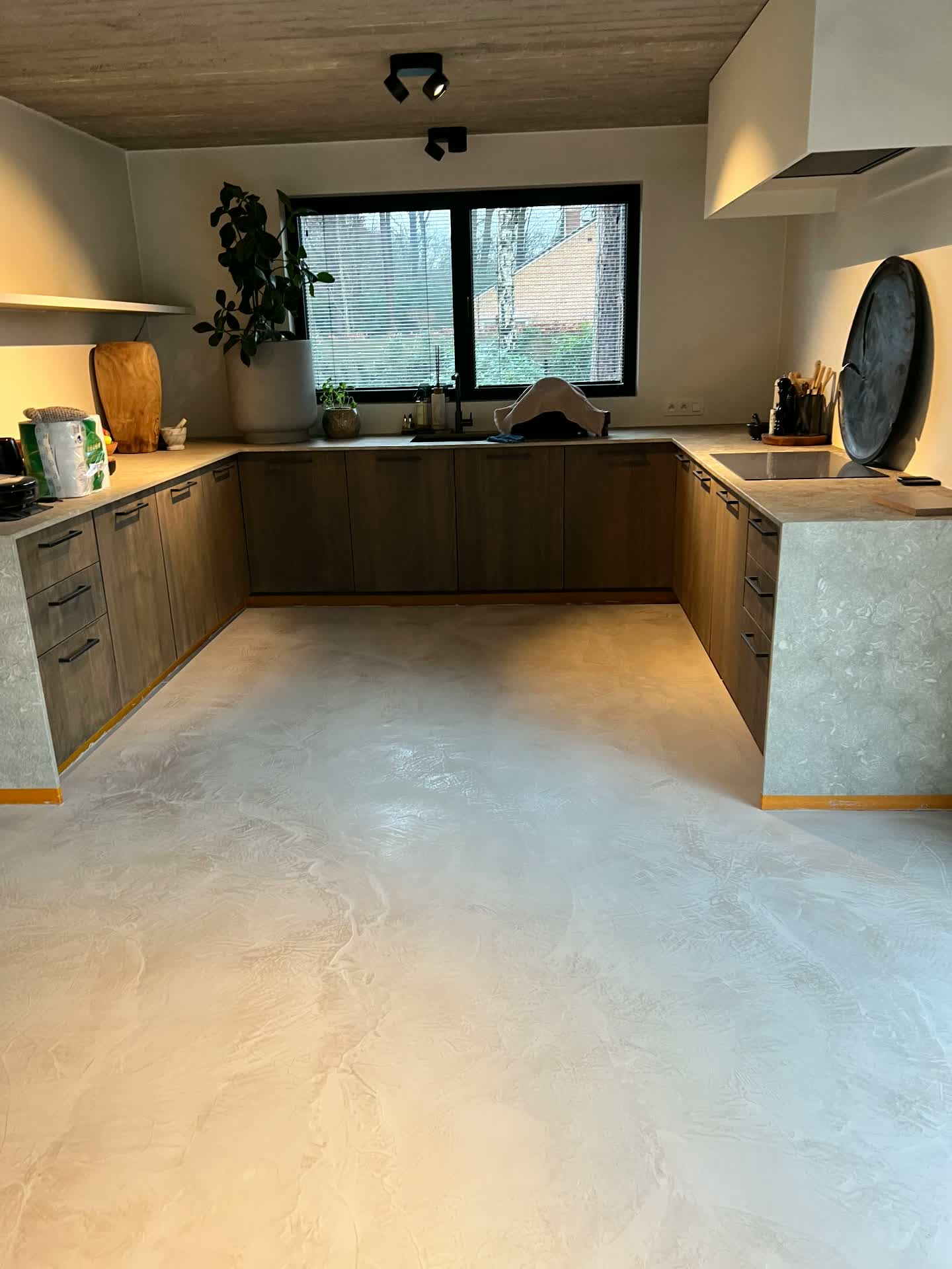 Seamless mineral floor running through the kitchen of a private residence near Antwerp